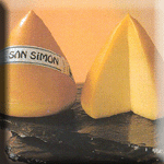 写真：ガリシア州のスペインチーズ（ケソ）[サン・シモン(San Simon) D.O.P.]