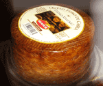 写真：アンダルシア州のスペインチーズ（ケソ）[ケソ・アル・ペドロ・ヒメネス(Queso al Pedro Ximenez)]