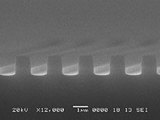 RIEによるSi加工例（上部レジスト付）SEM